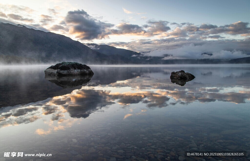 寧靜湖面的山水倒影美景