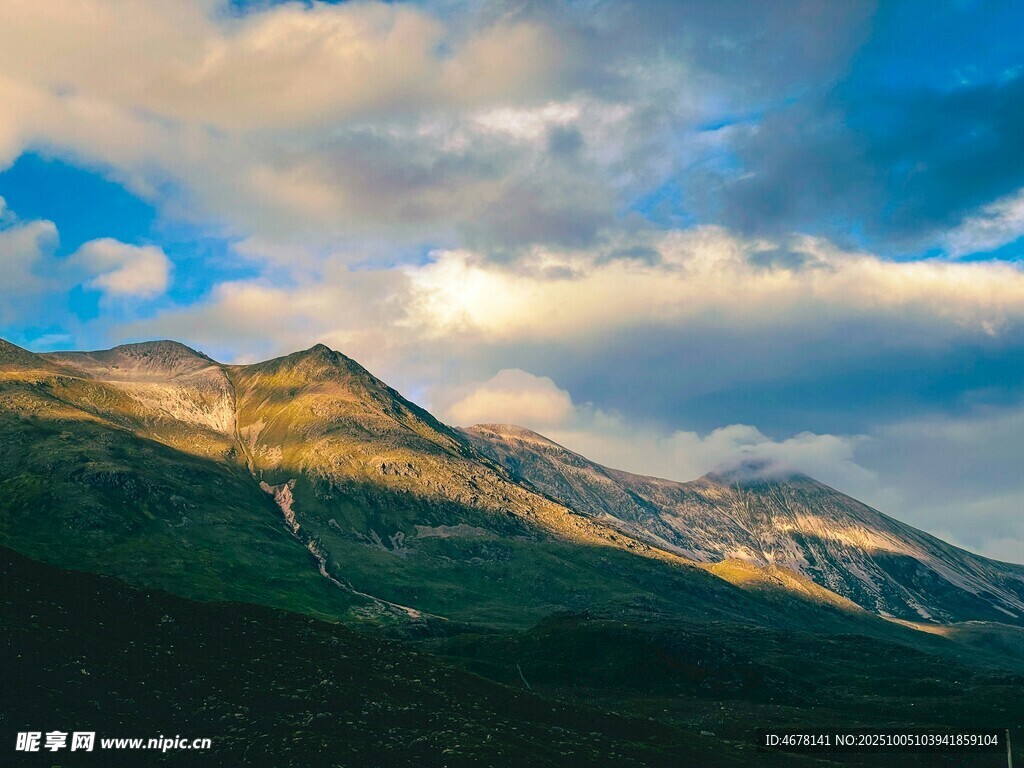 壯麗山景與絢爛天空