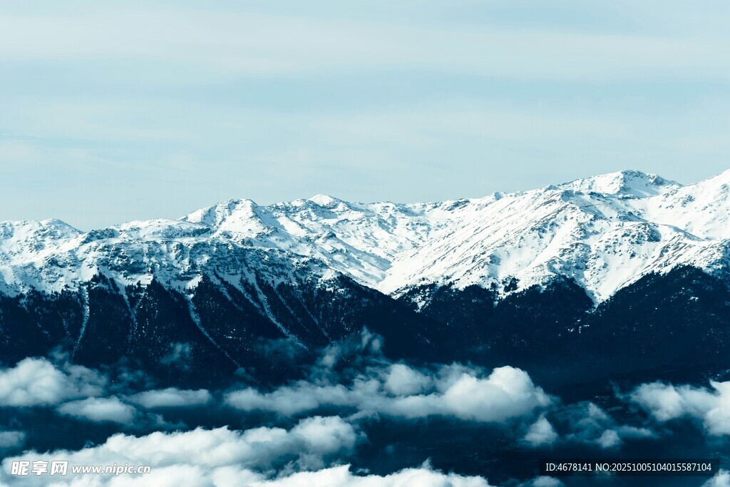 云端雪山壯麗美景