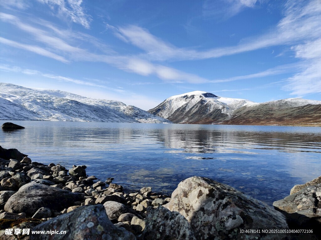 寧?kù)o湖畔雪山美景