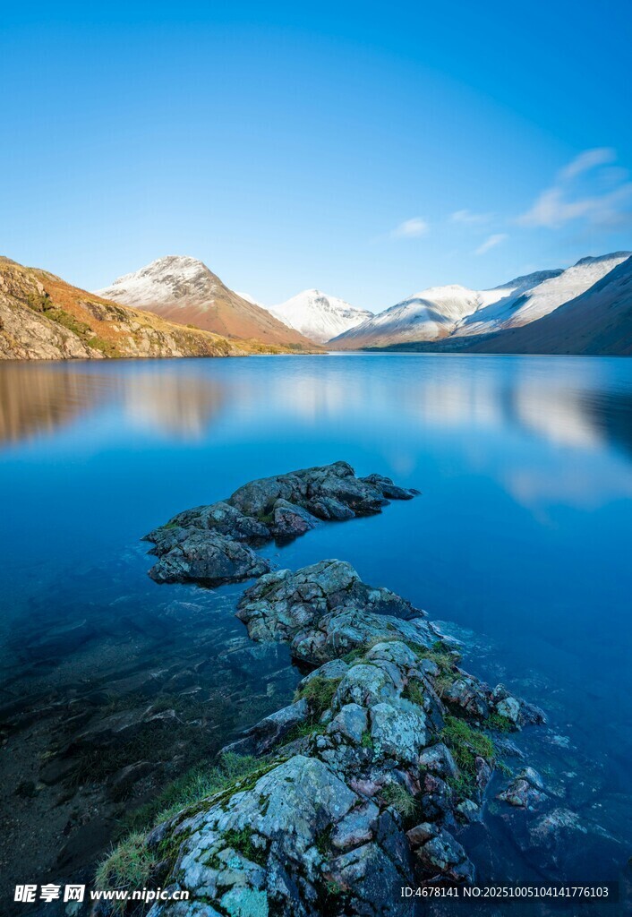 寧?kù)o湖景與遠(yuǎn)處山巒