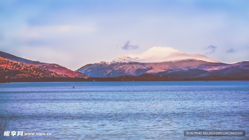 湖畔遠(yuǎn)山美景