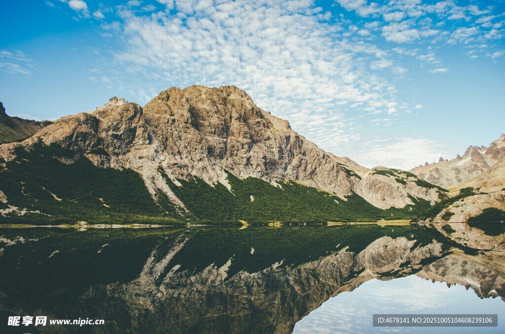 湖光山色中的壯麗山峰