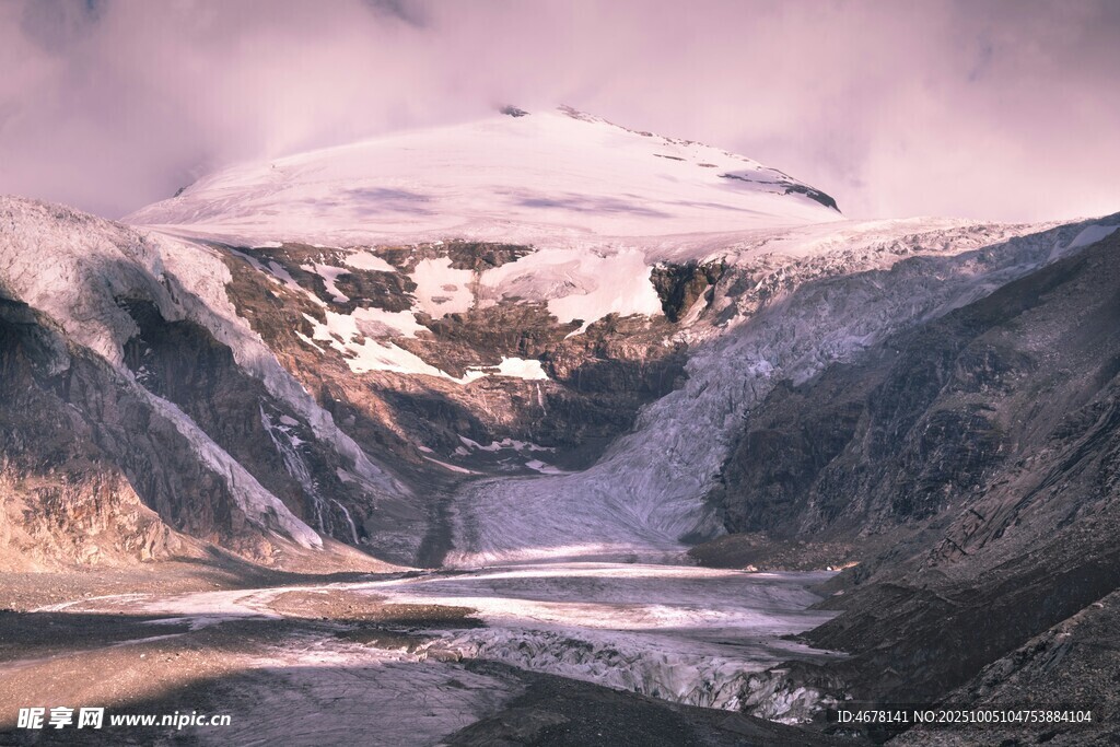 壯麗雪山山谷景觀
