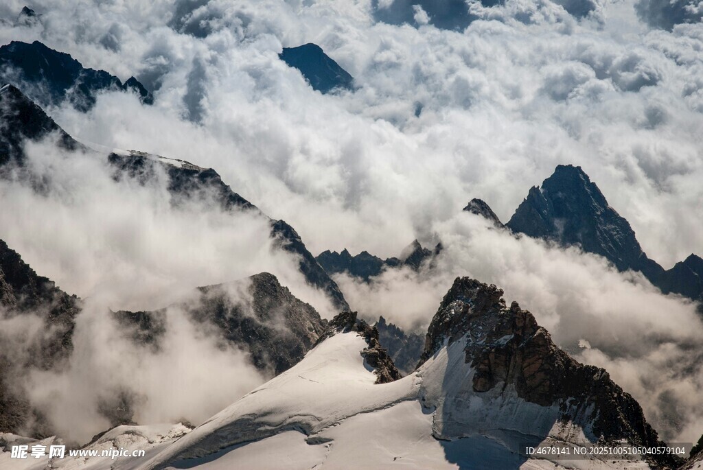 云霧繚繞的壯麗雪山景觀