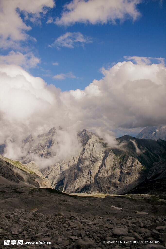 壯麗雪山與云海景觀