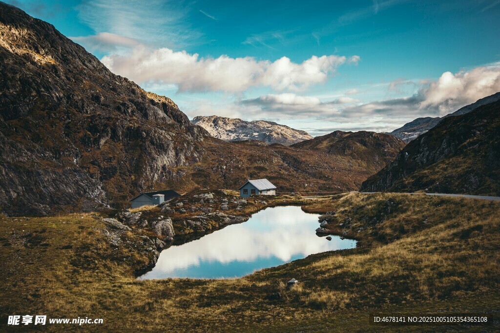 山間湖泊美景