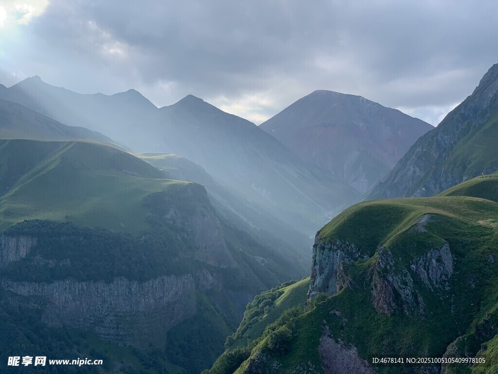 山間晨霧中的壯美山巒