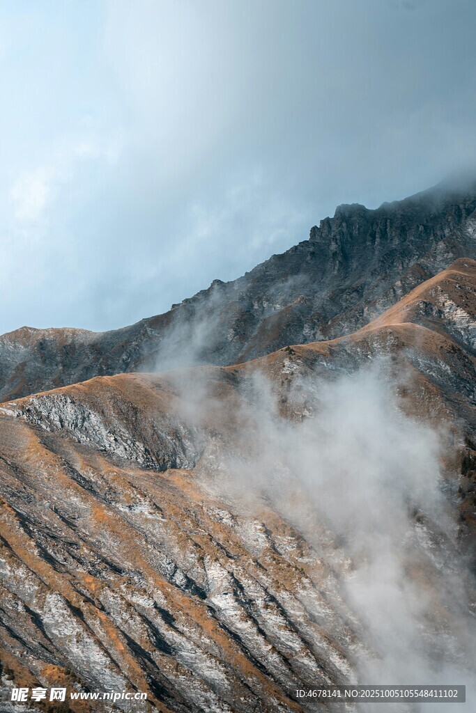 壯麗山巒間的縹緲云霧