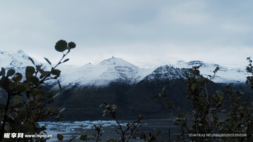 雪山湖畔景致