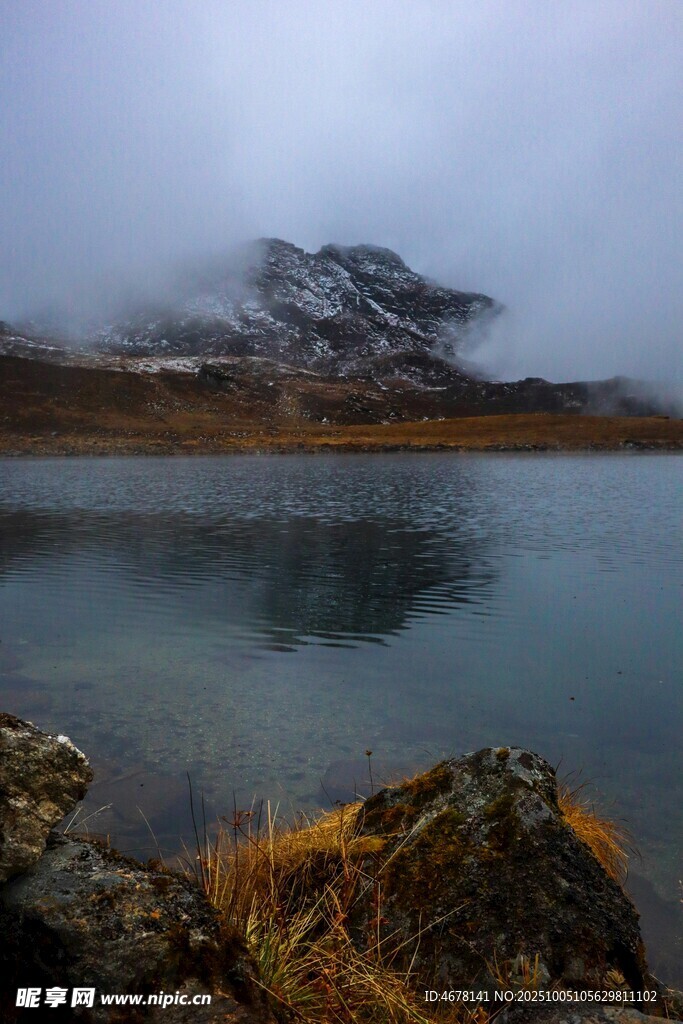 山間靜謐湖景