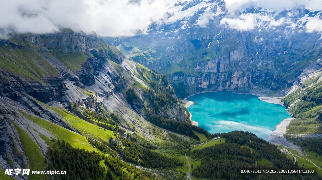 高山藍湖壯麗自然景觀