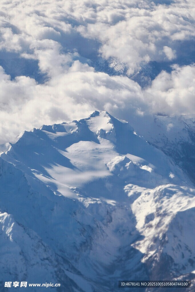 高空俯瞰壯麗雪山美景