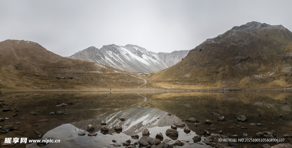 山間湖泊云霧繚繞之景