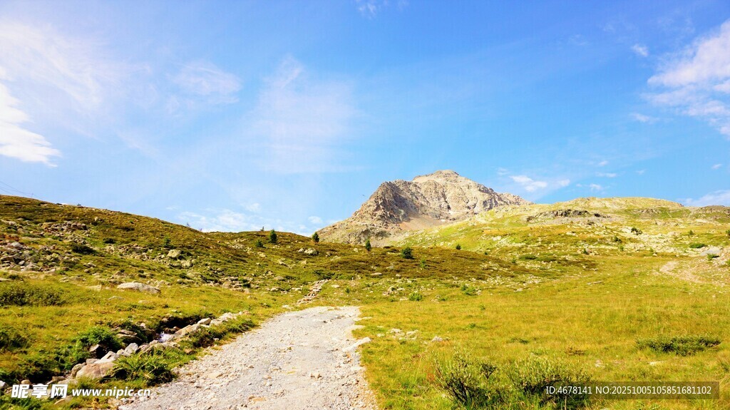 山間小路邂逅綠野藍天