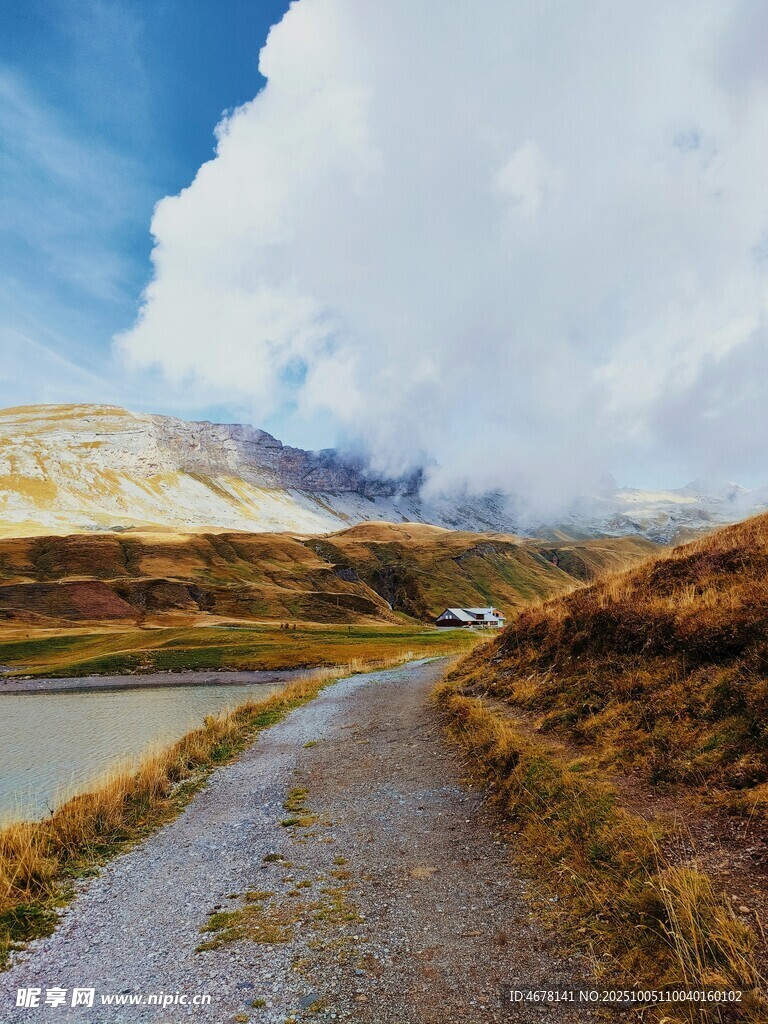 山間湖畔的蜿蜒小路