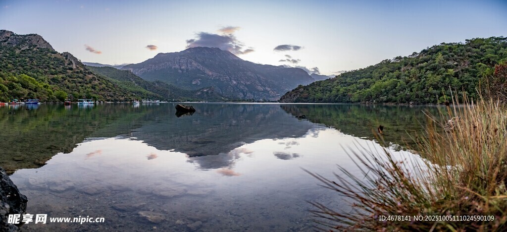 寧靜山水湖景倒影如畫