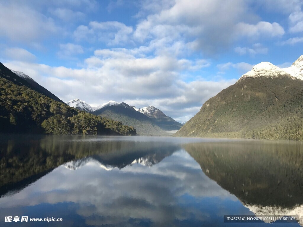 寧?kù)o山水間的絕美湖景