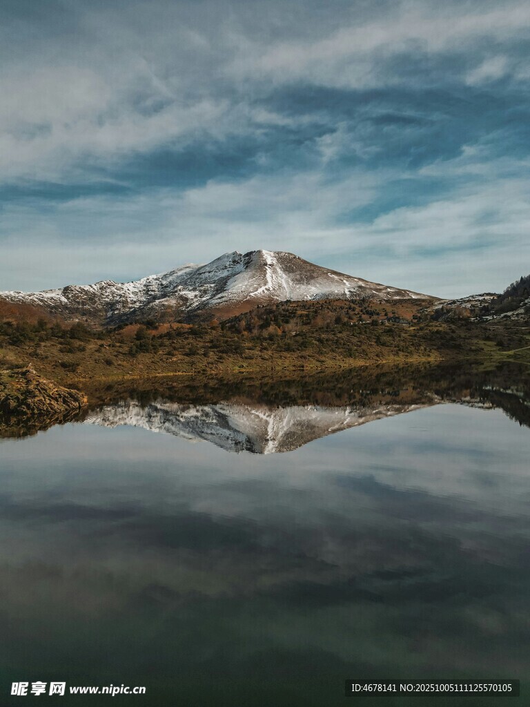 寧?kù)o山水間的雪山倒影