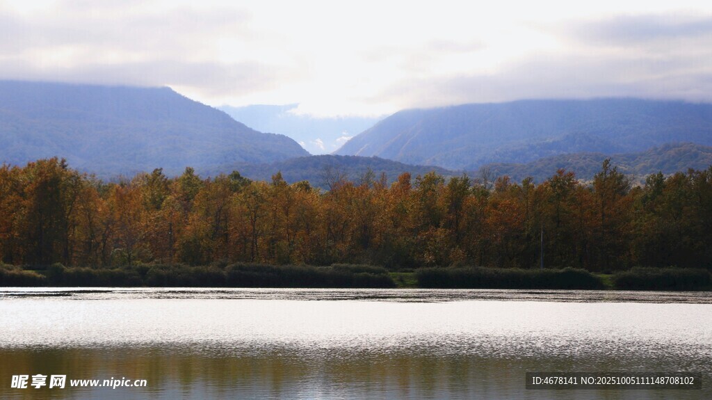 秋日湖畔山林美景