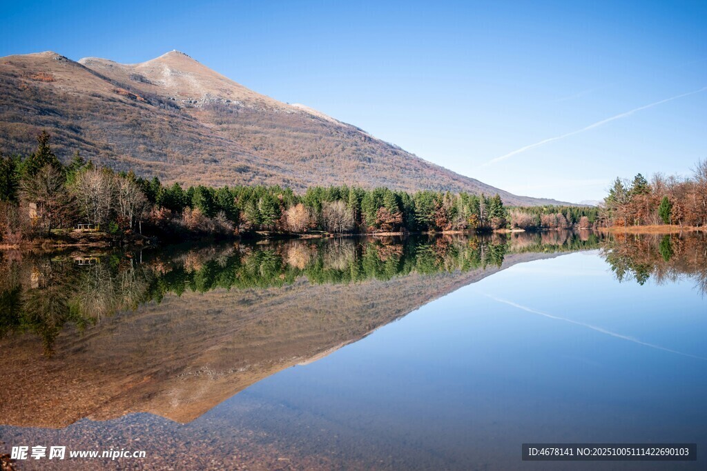寧靜山水間的美麗湖景