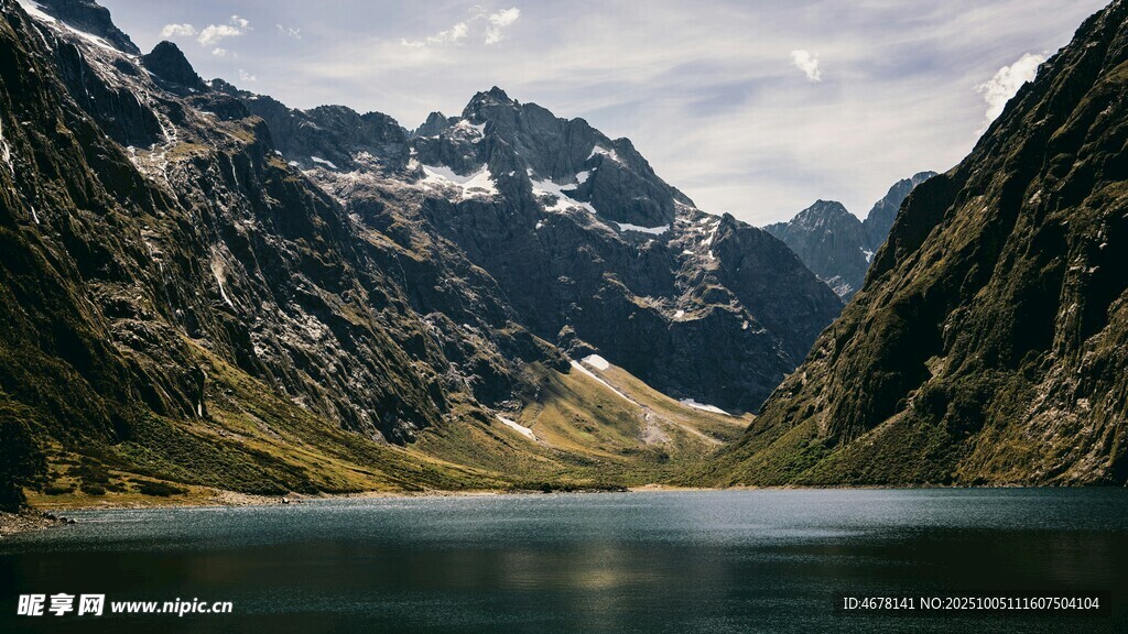 高山湖泊壯麗自然景觀