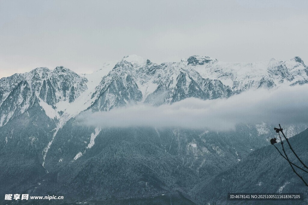 云霧繚繞的壯麗雪山