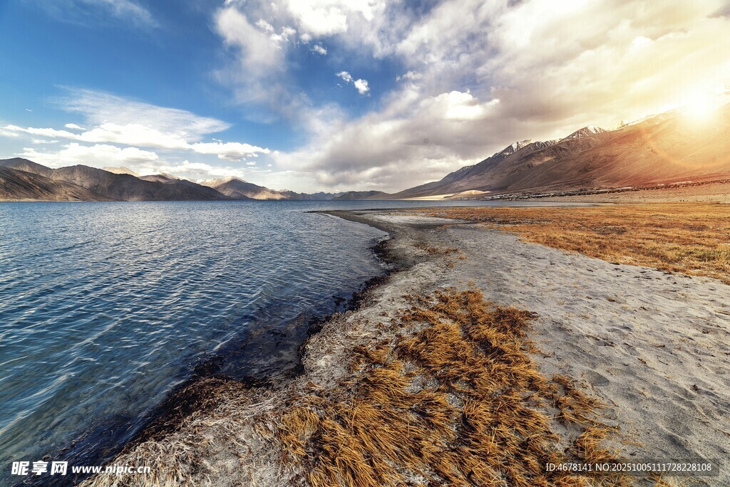 湖畔風(fēng)光天地間的自然美景