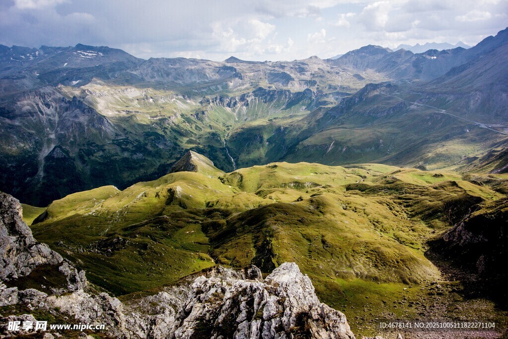 壯麗山景綠意盎然的山巒