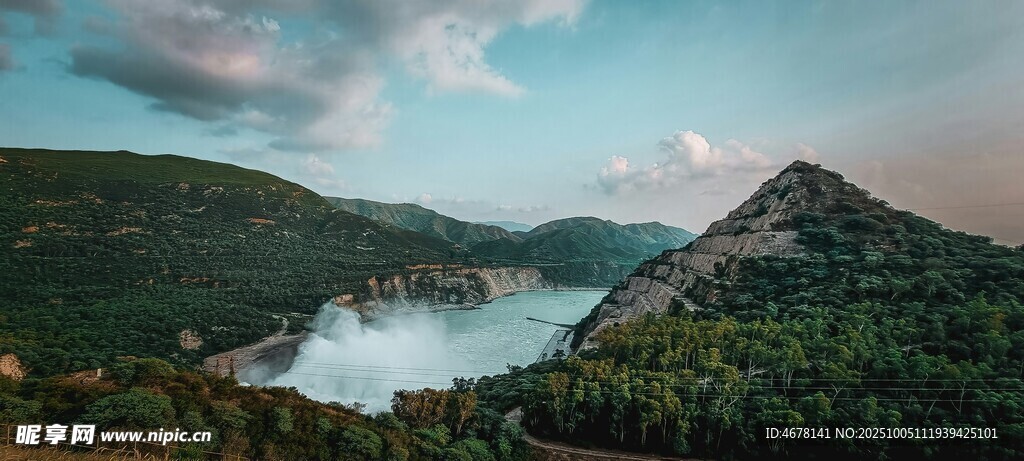 山間湖泊美景