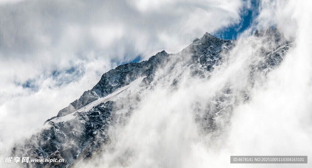 云霧繚繞的壯麗雪山