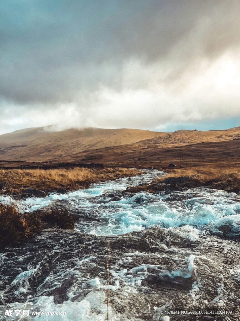 山間湍急溪流壯闊景致