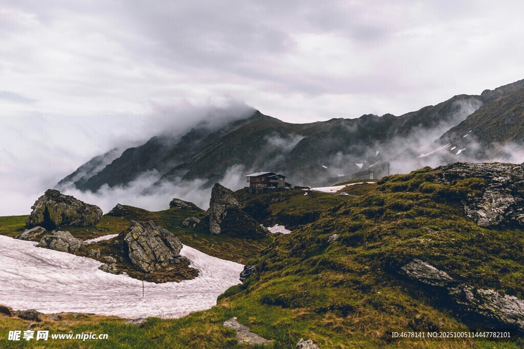云霧繚繞的山間美景