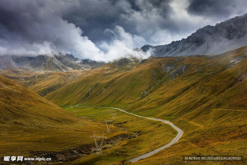 山間蜿蜒公路壯麗風(fēng)光