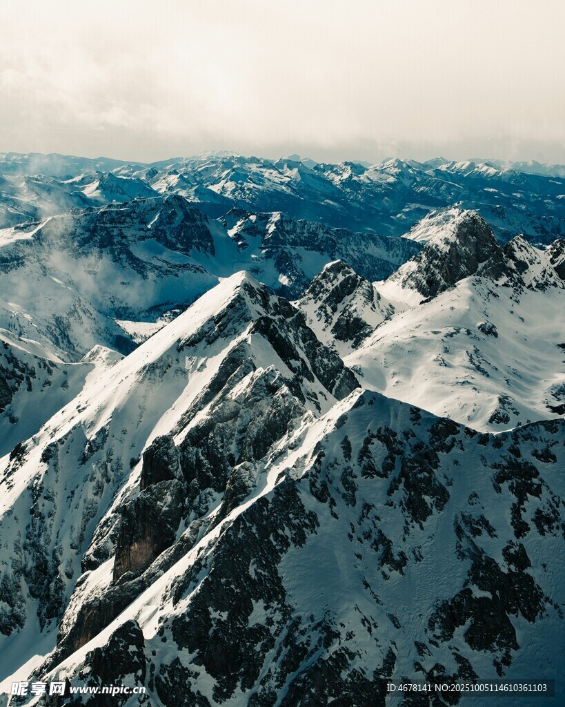 俯瞰壯麗雪山美景