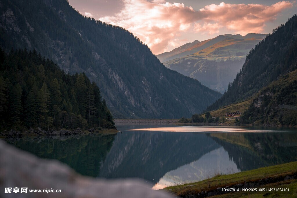 山間湖泊壯麗黃昏美景