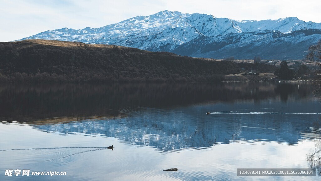 寧靜湖畔的雪山倒影