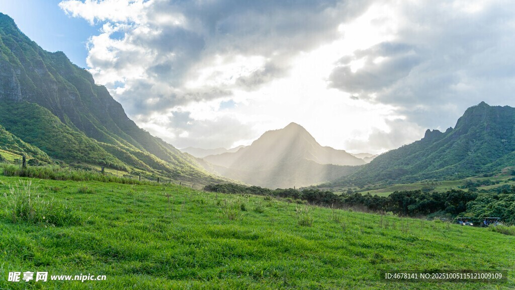 山間綠野陽光灑落美景