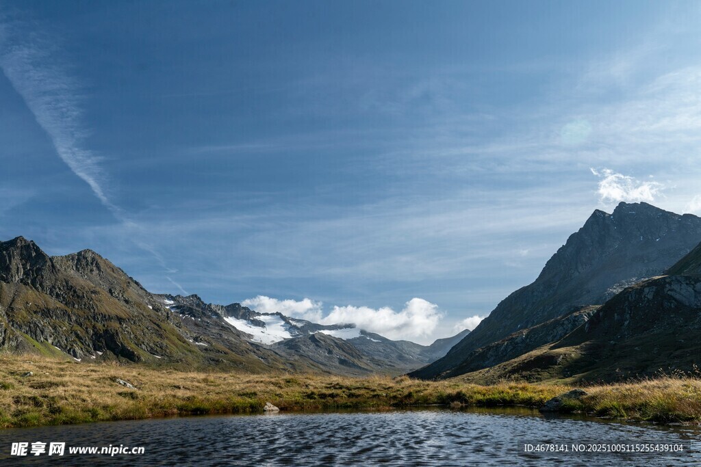 高山湖泊美景
