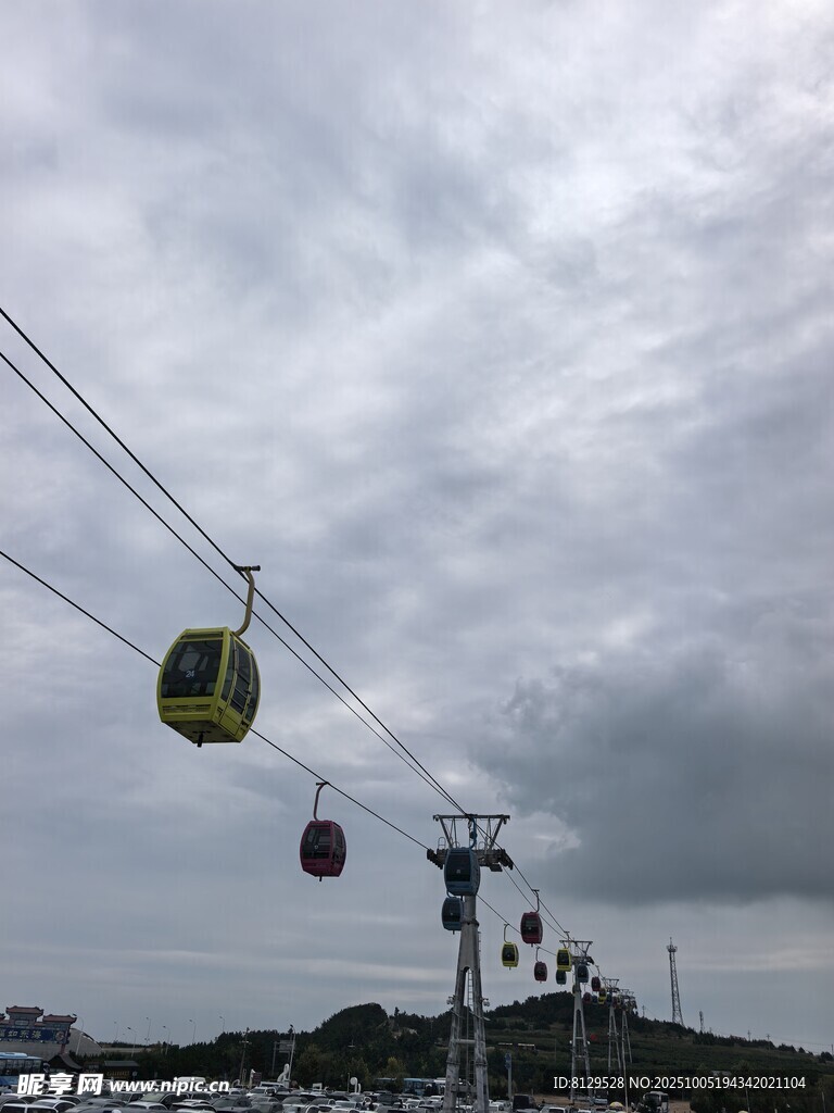 空中纜車城市上空風景線