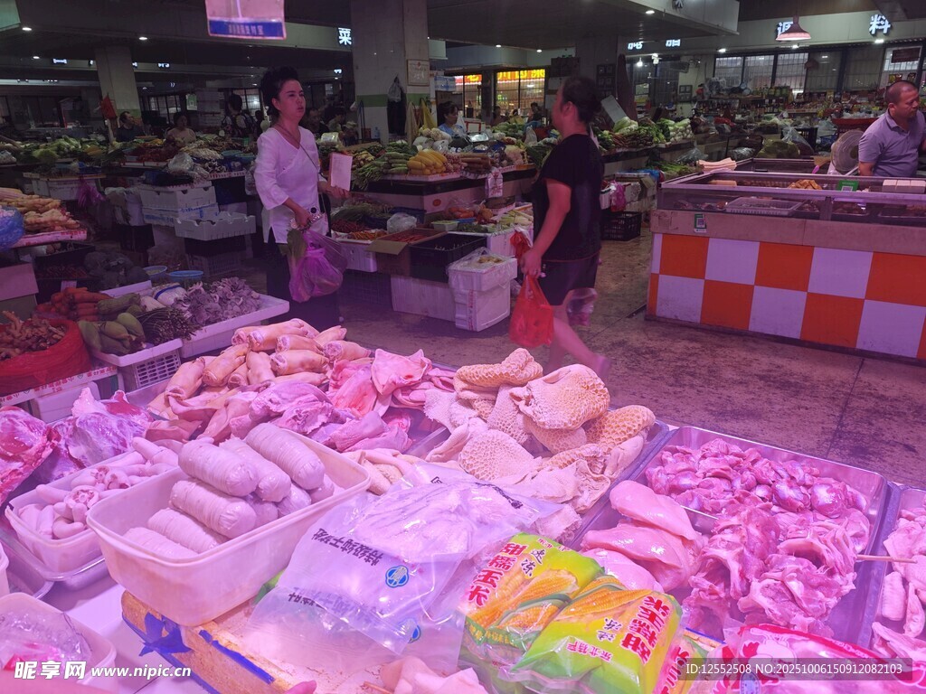 超市肉類(lèi)區(qū)陳列豐富多樣