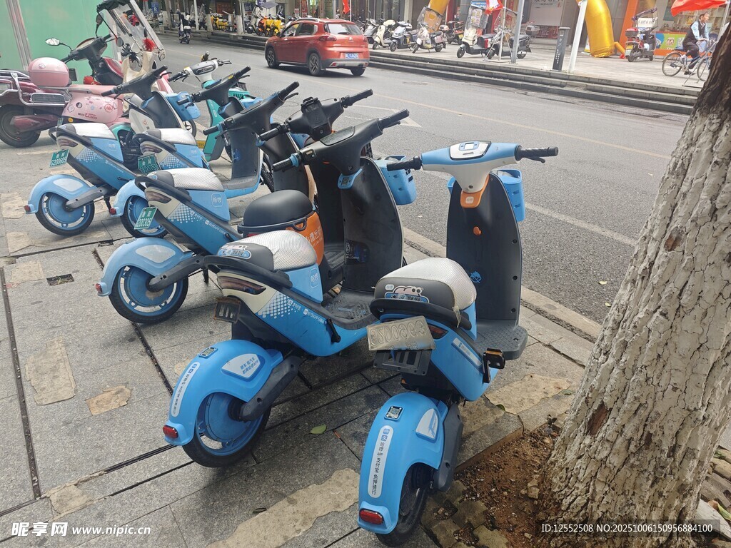 路邊停放的藍(lán)色共享電動車