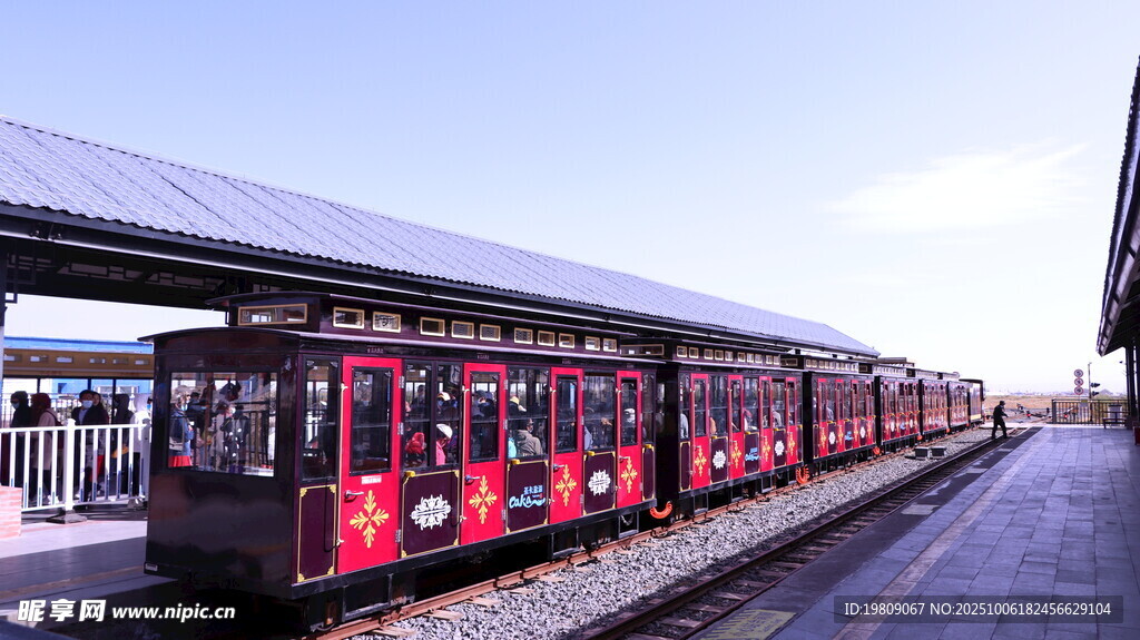 紅色列車?？寇囌?茶卡鹽湖 攝