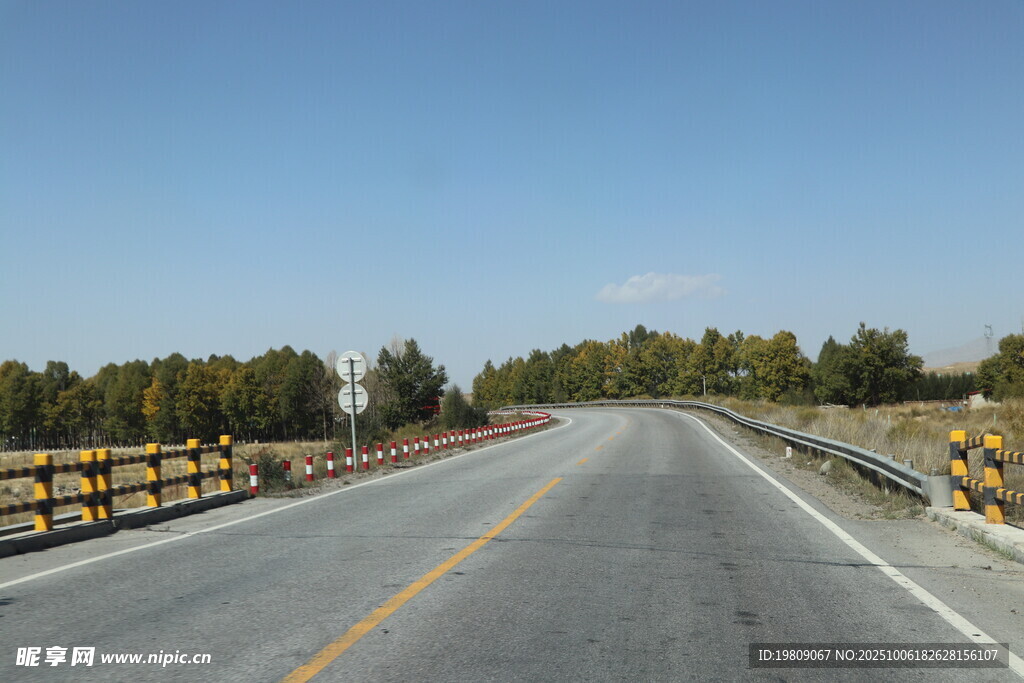 寬闊公路延伸向遠方 青海