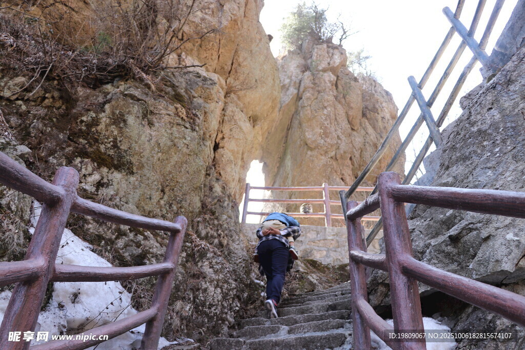 攀登山間鐵梯的探險(xiǎn)者 老君山 