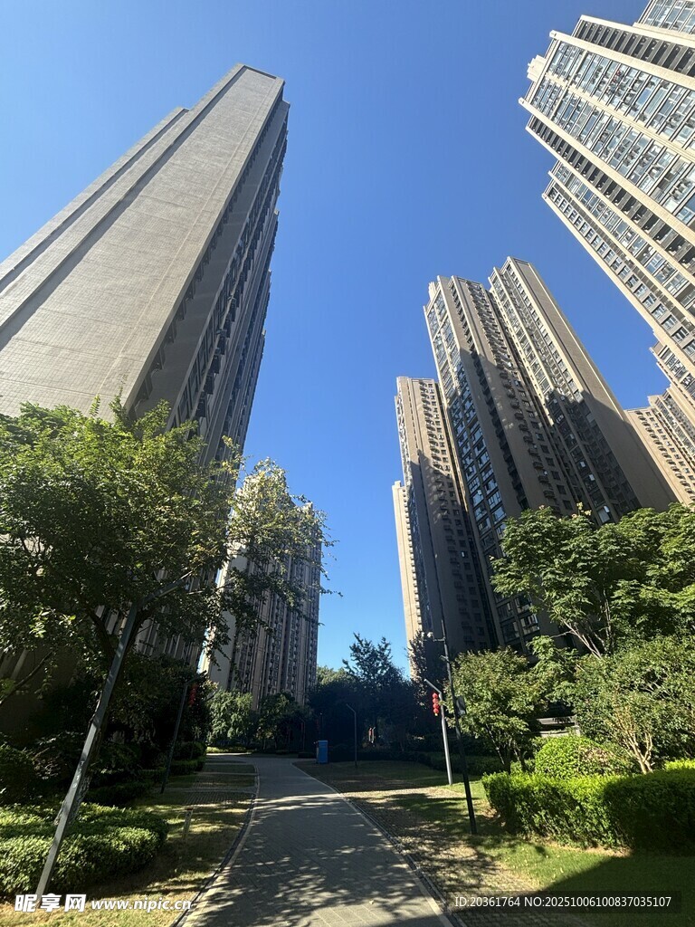 城市高樓與綠植景觀