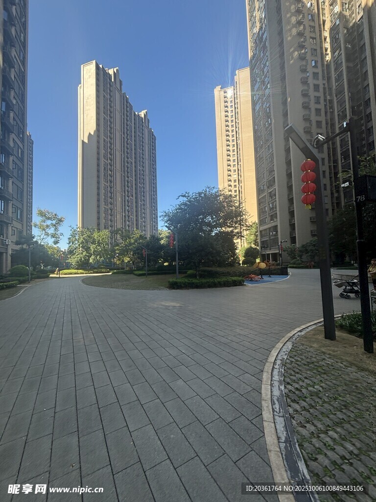 城市寬闊步道與高樓景觀