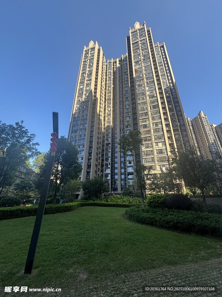 城市高樓旁的綠地景觀