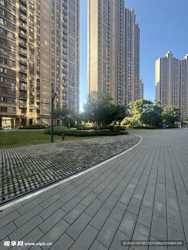 城市寬闊步道旁的林立高樓