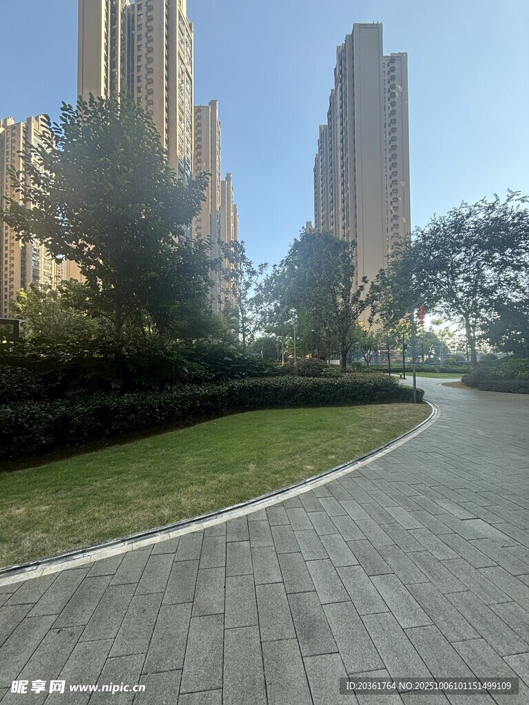 城市寬闊步道與高樓景觀